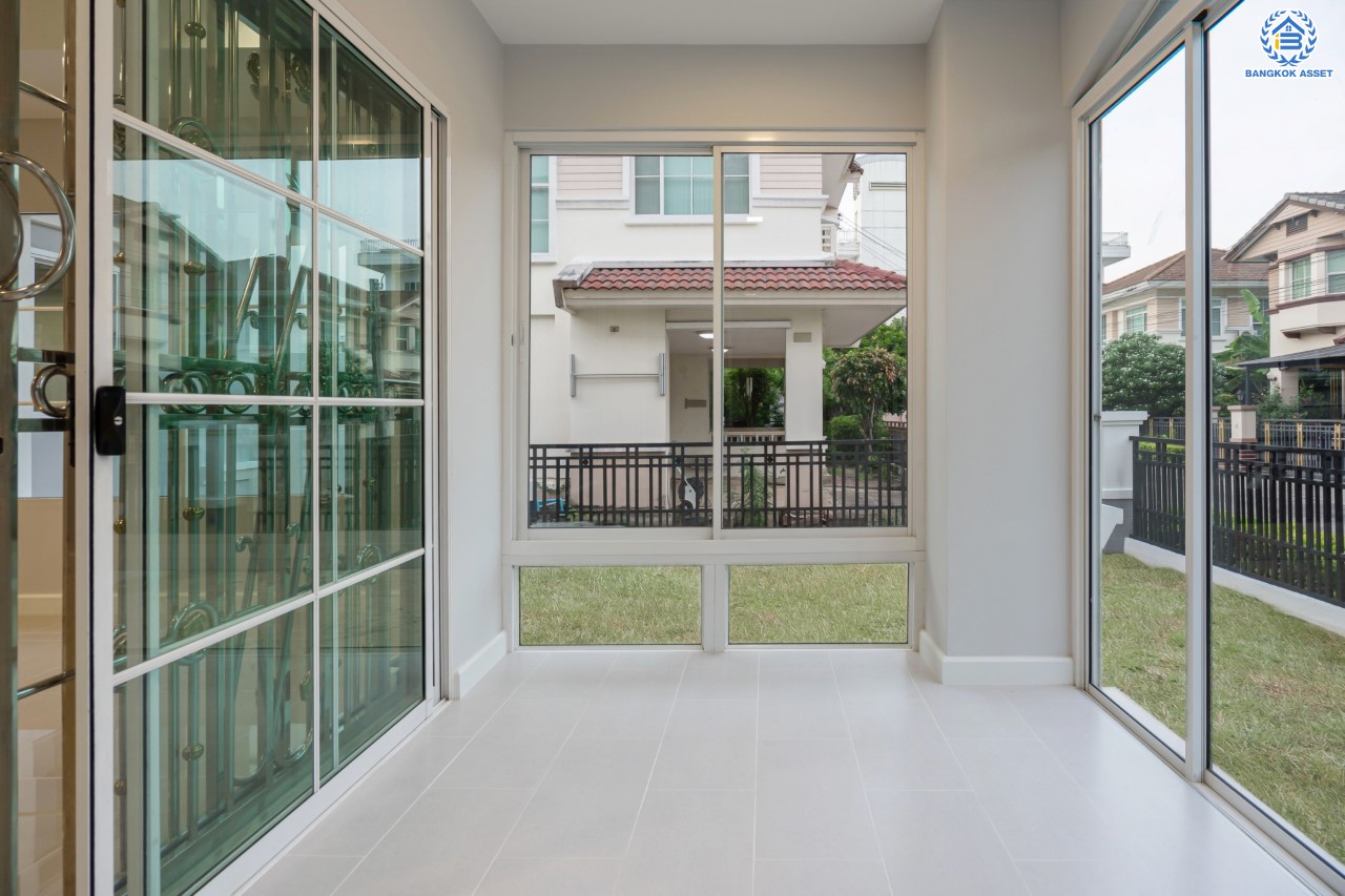 บ้านมือสองตกแต่งใหม่ ม.นันทวัน พระราม5 ตกแต่งหรูหรา หลังใหญ่กว่า 64 ตร.ว. ฟังก์ชันจัดเต็ม 3 ห้องนอน 3 ห้องน้ำ 1 ห้องอเนกประสงค์ จอดรถได้ 2 คัน พร้อม Living Room รองรับทุกความสุข ทำเลเดินทางสะดวก ใกล้ทางด่วน "กาญจนาภิเษก" และรถไฟฟ้าสายสีม่วง "สถานีบางรักใหญ่"